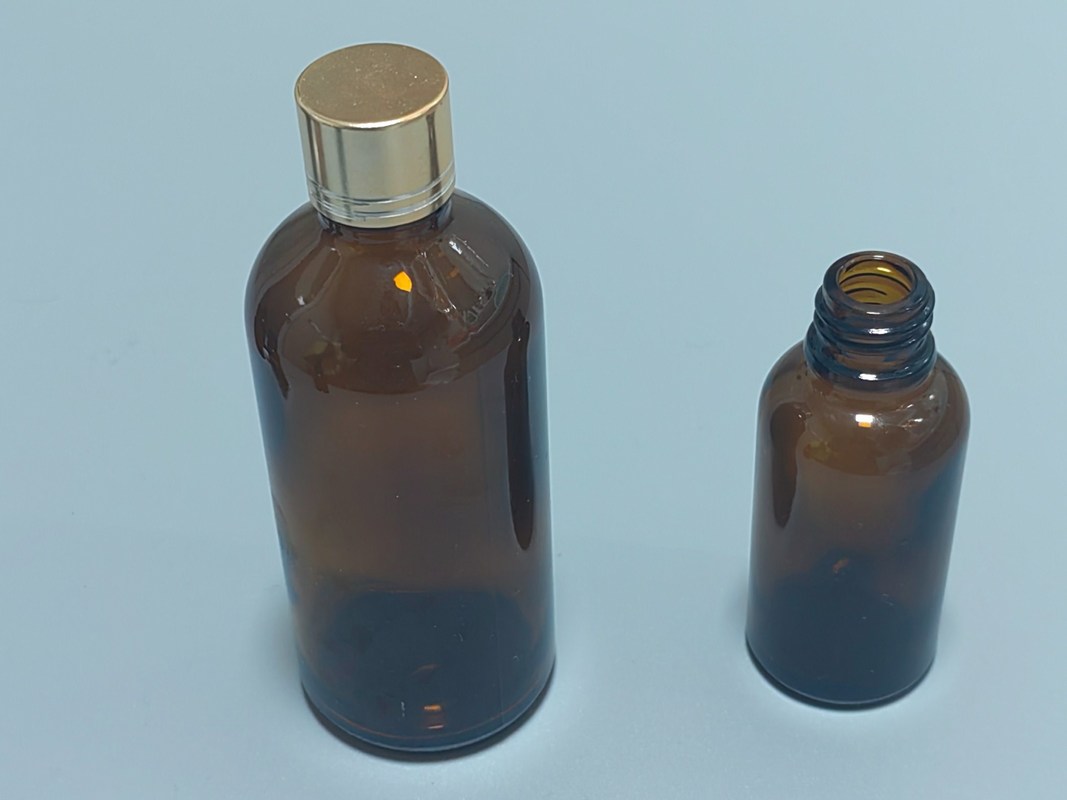 عبوة زيت أساسي 1OZ 2OZ 20ml 30ml 50ml مصل زيت أساسي من النحاس زجاجي مع غطاء مضاد للطفل