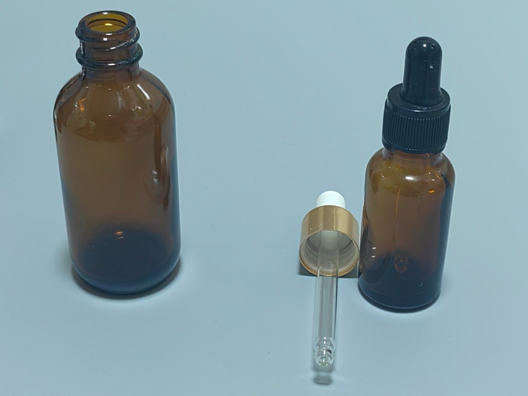 عبوة زيت أساسي 1OZ 2OZ 20ml 30ml 50ml مصل زيت أساسي من النحاس زجاجي مع غطاء مضاد للطفل