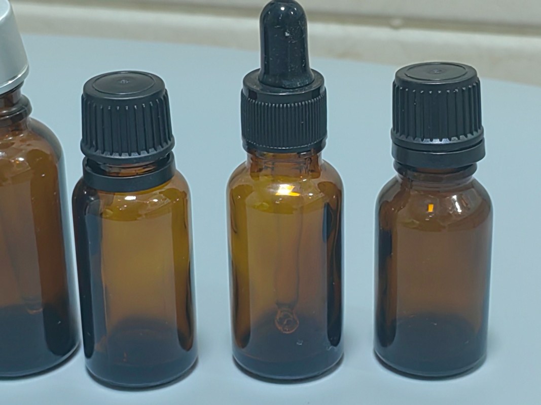 البيع الساخن الفارغة الفاخرة اللون البني اللون 10ml 15ml 20ml 30ml 50ml 60ml زجاج زيت أساسي زجاجي لحزمة المصل