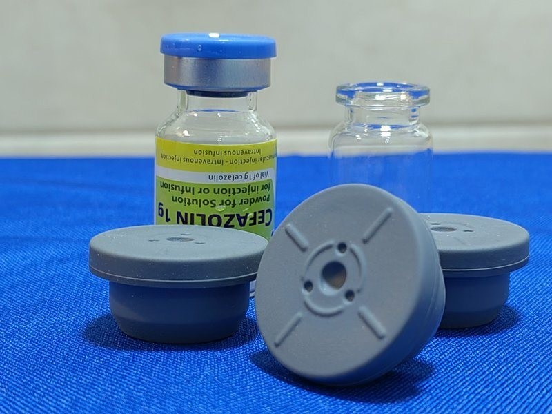 الامتثال GMP 13mm 20mm 23mm 28mm 32mm العقيم المستديرة الطبية المطاط البوتيل مغلق لزجاج زجاجة التسريب