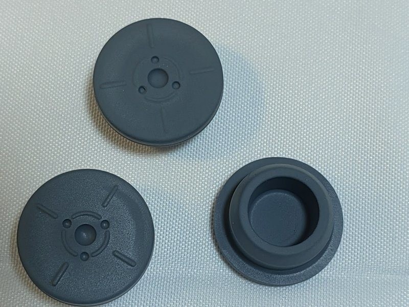 الامتثال GMP 13mm 20mm 23mm 28mm 32mm العقيم المستديرة الطبية المطاط البوتيل مغلق لزجاج زجاجة التسريب