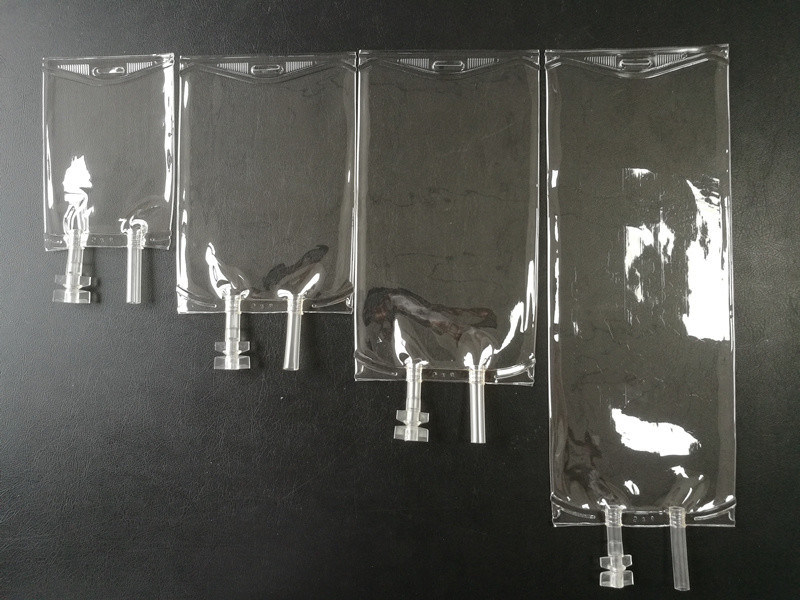 حقيبة التسريب الطبية الفارغة من البيك سي طبيعية المسالة الصوديوم كلوريد قطرات الحقيبة 100 مل 250 Cc 500cc حقيبة التسريب من البيك سي من منفذين IV